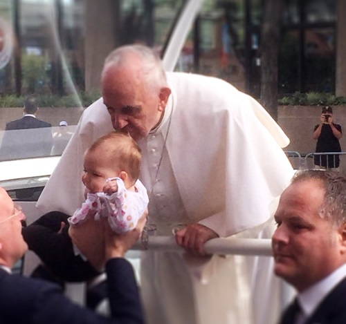 Papst Franziskus küsst Gott heilt
